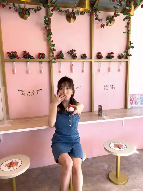 「“まちがいを6コ探してね！”──「大人の妄トレ写真集」極楽とんぼ・山本が中冨杏子を激写」の画像