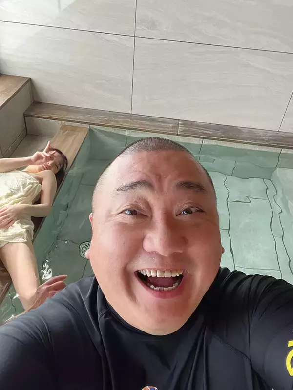 「“まちがいを6コ探してね！”──「大人の妄トレ写真集」極楽とんぼ・山本が中冨杏子を激写」の画像