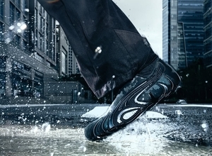 〈PUMA〉が〈SAN SAN GEAR〉とのコラボフットウェア2型を発売