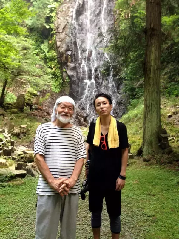 「evalaの代表作『大きな耳をもったキツネ』がNTTインターコミュニケーション・センターにて再展示｜発表から10年、鈴木昭男参加の“耳で視る”サウンド・インスタレーション」の画像