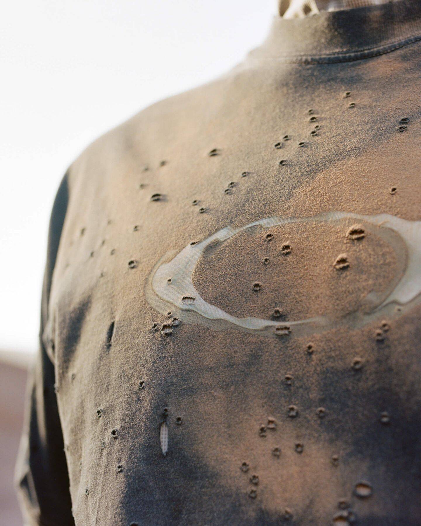 OAKLEYとパリのランニング＆アウトドアレーベル・Satisfy®によるカプセルコレクションが発表｜「ランナーズハイ」を独自に解釈、ライフスタイルに寄り添うアイテム登場