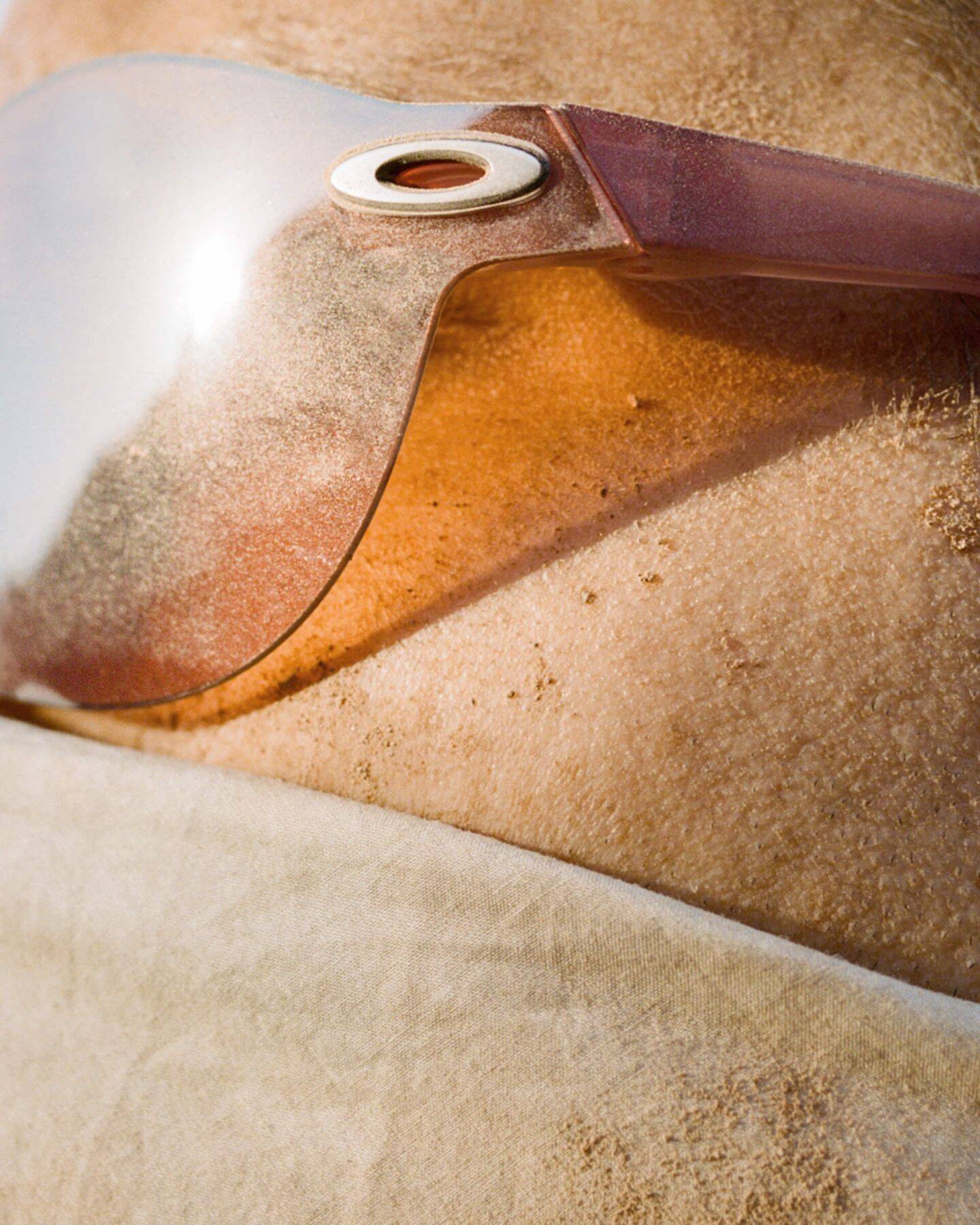 OAKLEYとパリのランニング＆アウトドアレーベル・Satisfy®によるカプセルコレクションが発表｜「ランナーズハイ」を独自に解釈、ライフスタイルに寄り添うアイテム登場