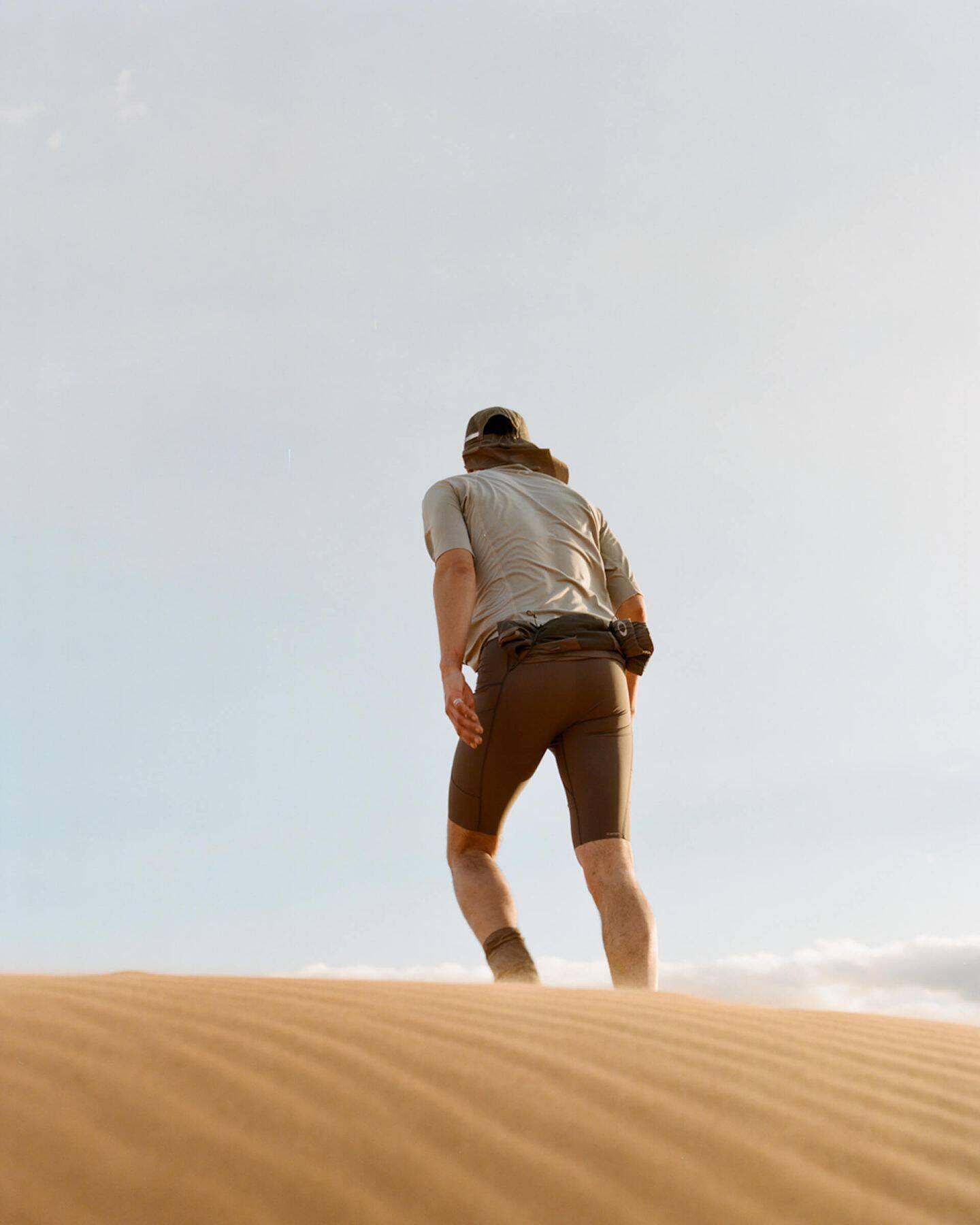 OAKLEYとパリのランニング＆アウトドアレーベル・Satisfy®によるカプセルコレクションが発表｜「ランナーズハイ」を独自に解釈、ライフスタイルに寄り添うアイテム登場