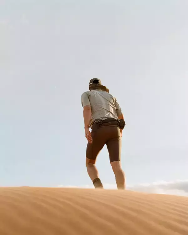 「OAKLEYとパリのランニング＆アウトドアレーベル・Satisfy®によるカプセルコレクションが発表｜「ランナーズハイ」を独自に解釈、ライフスタイルに寄り添うアイテム登場」の画像