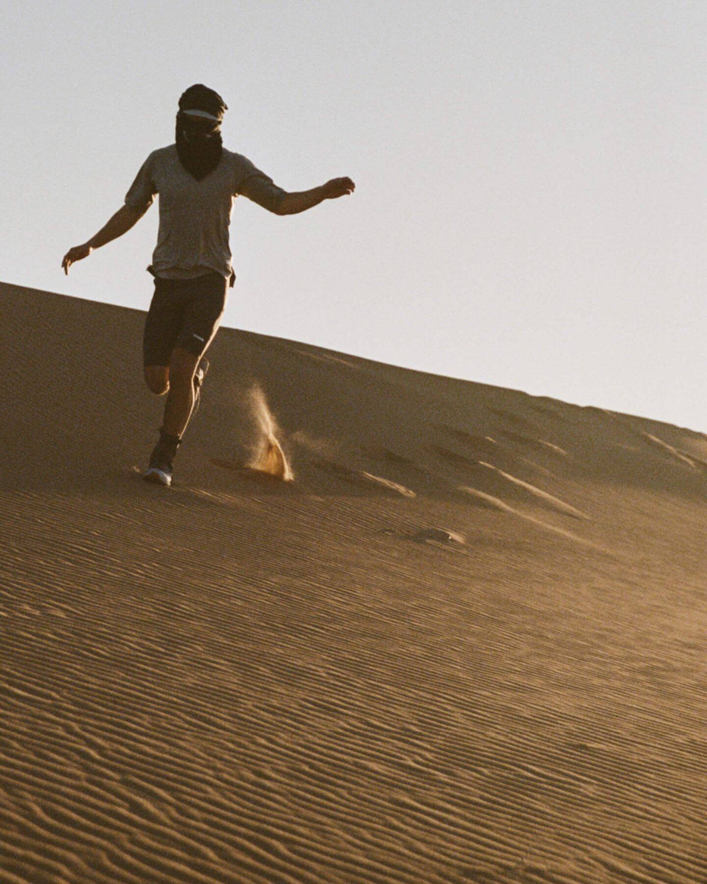 OAKLEYとパリのランニング＆アウトドアレーベル・Satisfy®によるカプセルコレクションが発表｜「ランナーズハイ」を独自に解釈、ライフスタイルに寄り添うアイテム登場