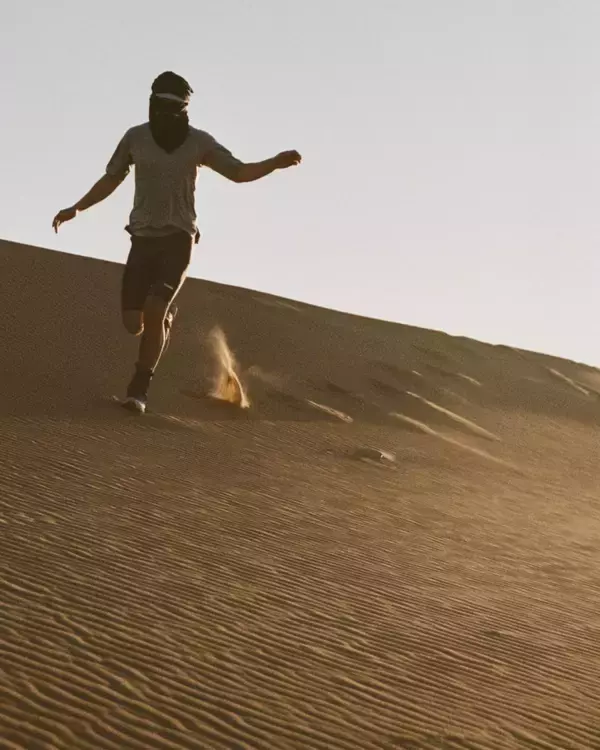 「OAKLEYとパリのランニング＆アウトドアレーベル・Satisfy®によるカプセルコレクションが発表｜「ランナーズハイ」を独自に解釈、ライフスタイルに寄り添うアイテム登場」の画像