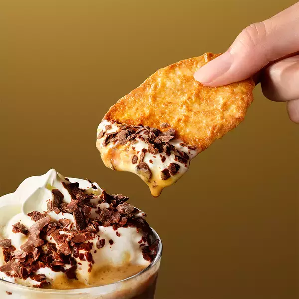 「スターバックス コーヒーがバレンタインシーズンを彩るカカオ エスプレッソ アフォガード フラペチーノ®︎を発売」の画像