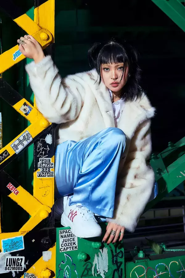 「MLBロゴを使用したatmos pink別注スニーカーが登場！ アッパーサイドにラインストーンを配置した厚底スタイルの一足に」の画像