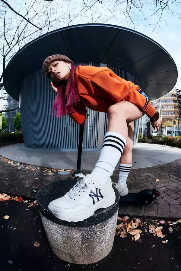 「MLBロゴを使用したatmos pink別注スニーカーが登場！ アッパーサイドにラインストーンを配置した厚底スタイルの一足に」の画像