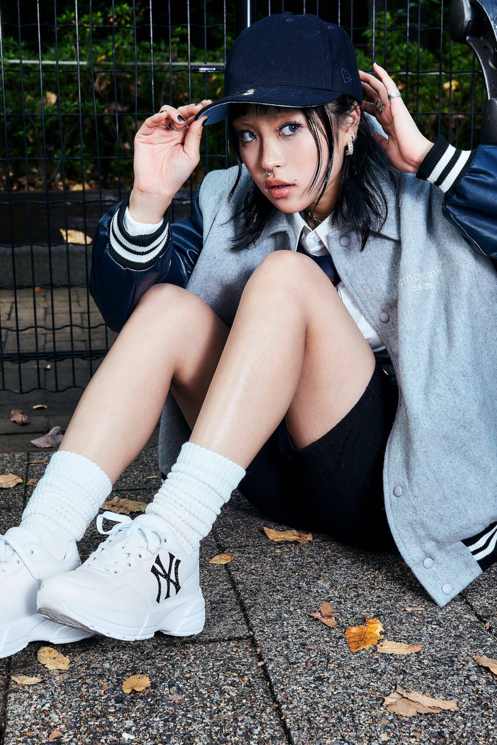 MLBロゴを使用したatmos pink別注スニーカーが登場！ アッパーサイドにラインストーンを配置した厚底スタイルの一足に