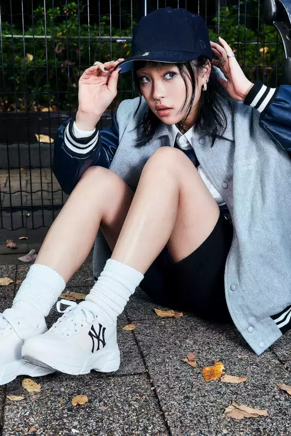 「MLBロゴを使用したatmos pink別注スニーカーが登場！ アッパーサイドにラインストーンを配置した厚底スタイルの一足に」の画像