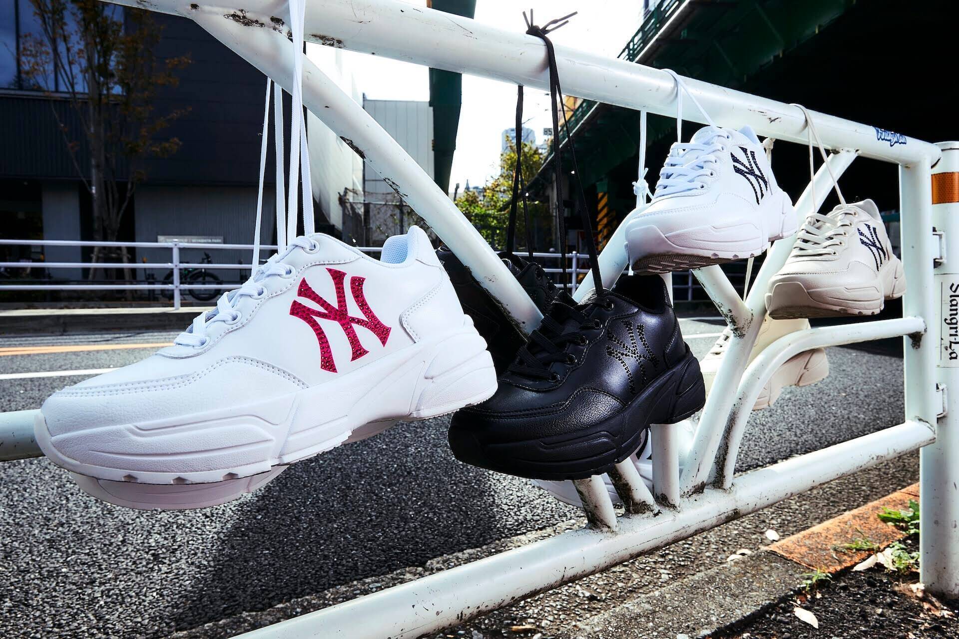 MLBロゴを使用したatmos pink別注スニーカーが登場！ アッパーサイドにラインストーンを配置した厚底スタイルの一足に