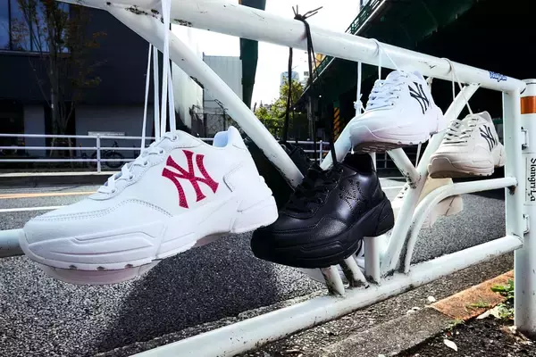 「MLBロゴを使用したatmos pink別注スニーカーが登場！ アッパーサイドにラインストーンを配置した厚底スタイルの一足に」の画像