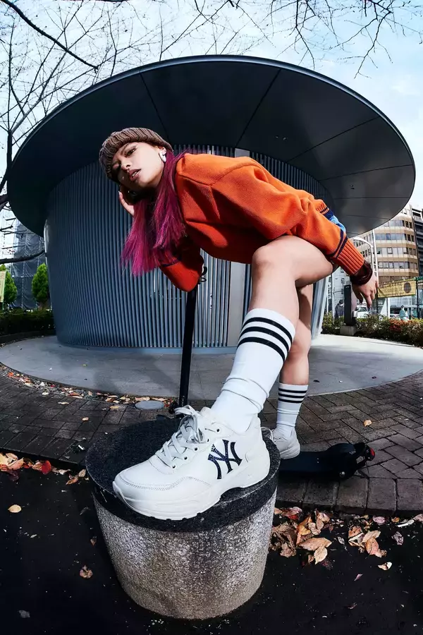 「MLBロゴを使用したatmos pink別注スニーカーが登場！ アッパーサイドにラインストーンを配置した厚底スタイルの一足に」の画像