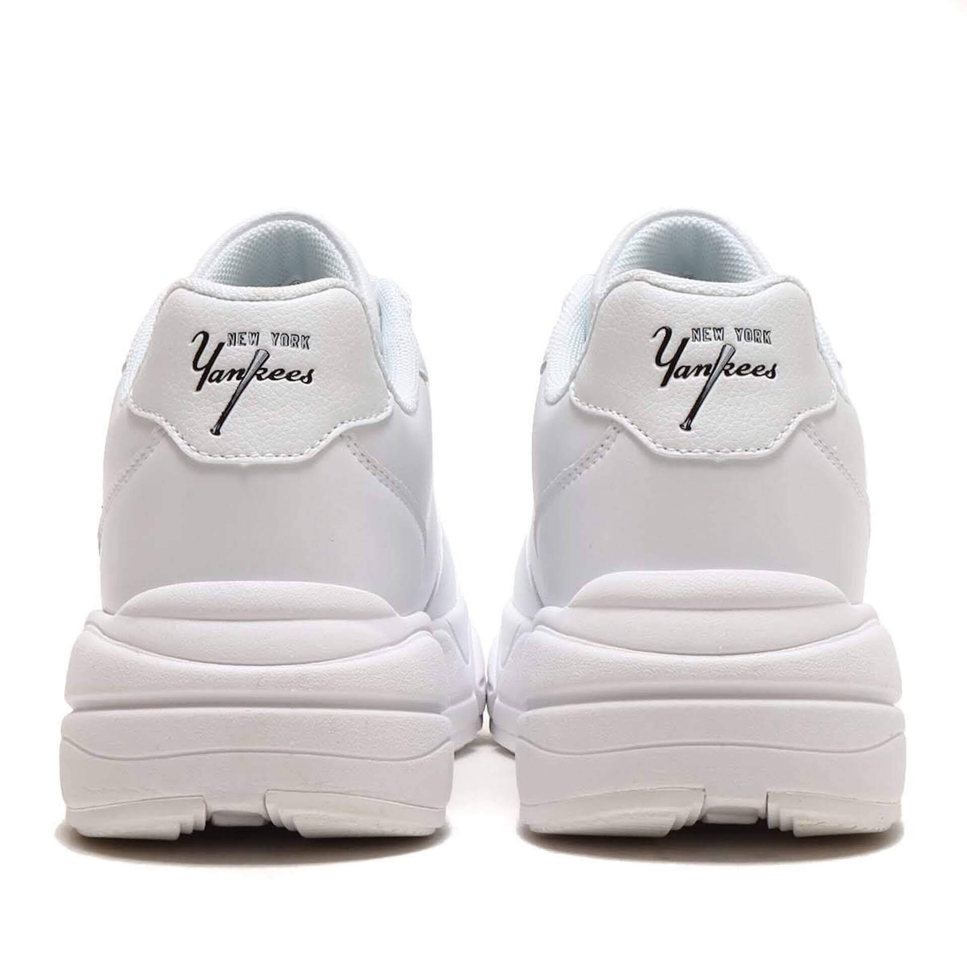 MLBロゴを使用したatmos pink別注スニーカーが登場！ アッパーサイドにラインストーンを配置した厚底スタイルの一足に