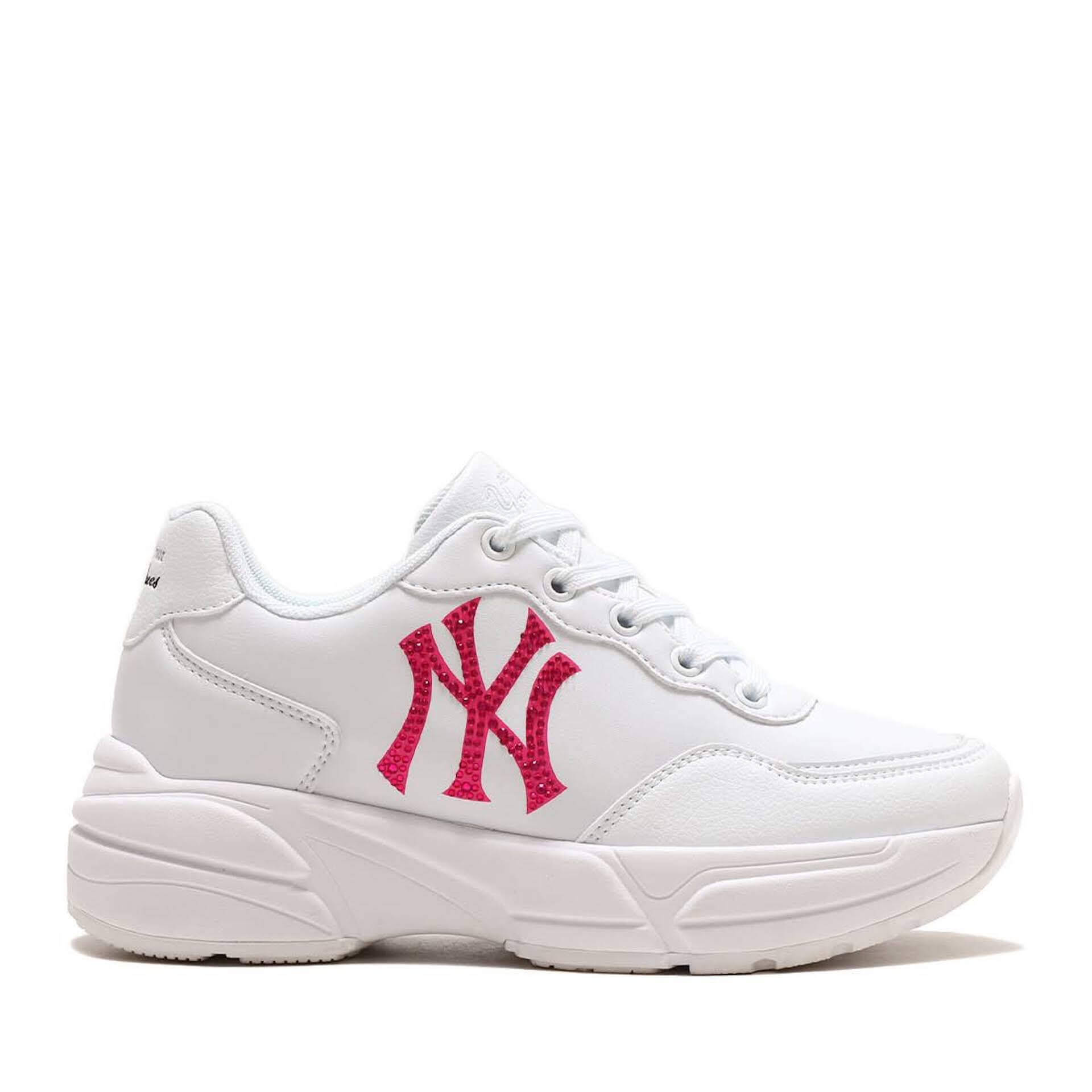 MLBロゴを使用したatmos pink別注スニーカーが登場！ アッパーサイドにラインストーンを配置した厚底スタイルの一足に