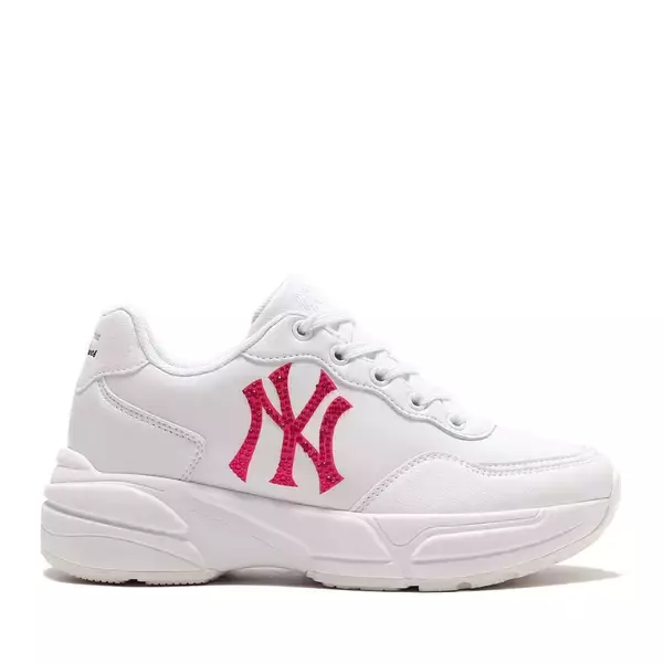 「MLBロゴを使用したatmos pink別注スニーカーが登場！ アッパーサイドにラインストーンを配置した厚底スタイルの一足に」の画像