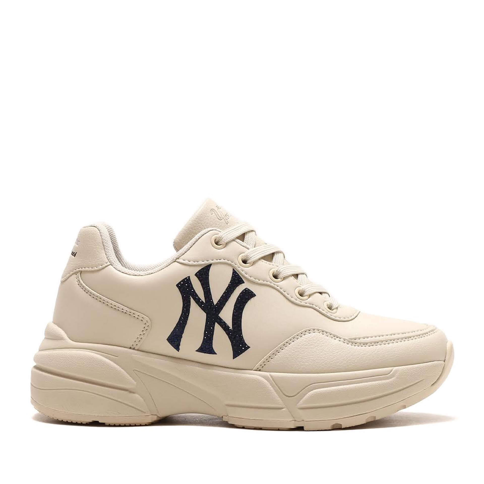 MLBロゴを使用したatmos pink別注スニーカーが登場！ アッパーサイドにラインストーンを配置した厚底スタイルの一足に