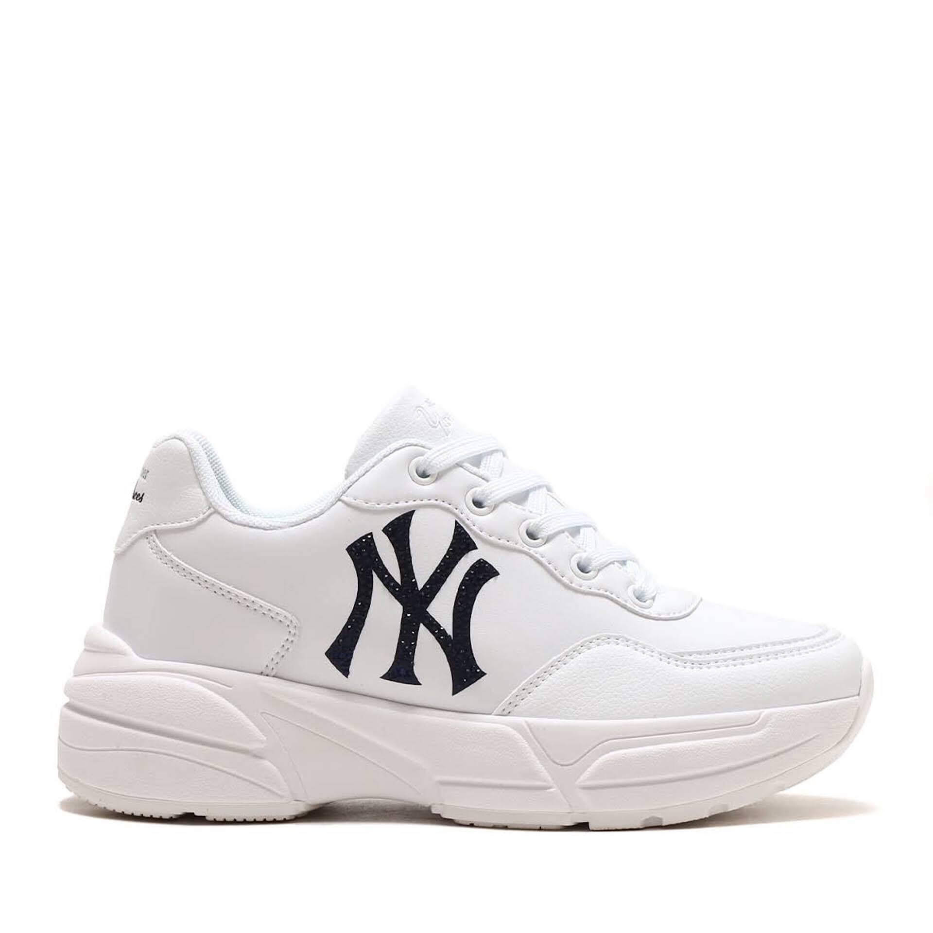 MLBロゴを使用したatmos pink別注スニーカーが登場！ アッパーサイドにラインストーンを配置した厚底スタイルの一足に