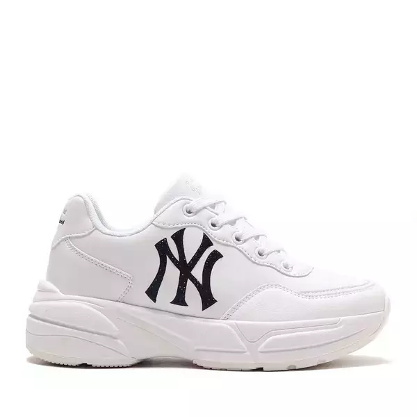 「MLBロゴを使用したatmos pink別注スニーカーが登場！ アッパーサイドにラインストーンを配置した厚底スタイルの一足に」の画像