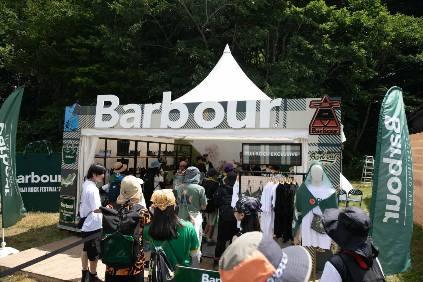 バブアーがフジロック初参戦！苗場で出会う“夏のバブアー” ブースレポート＆アーティストスナップ