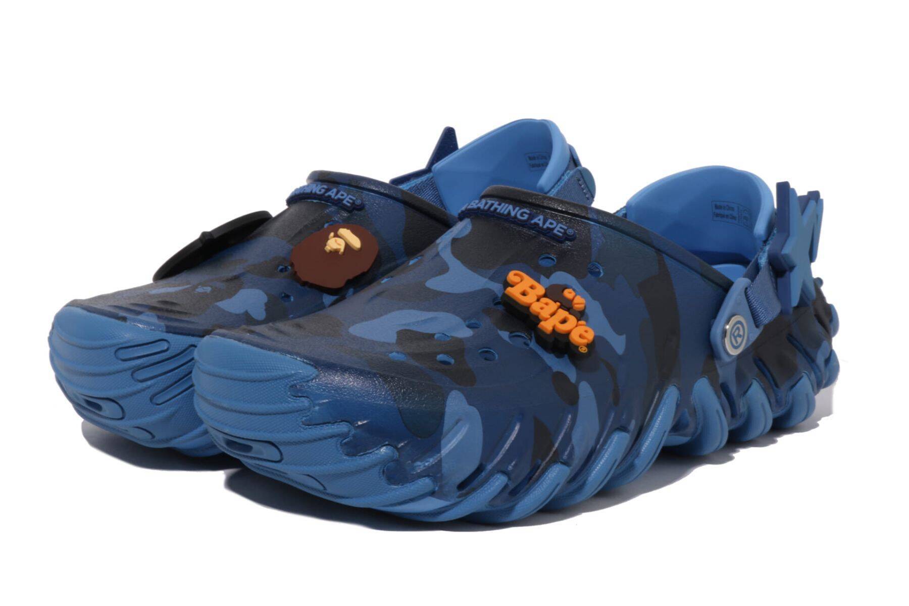 〈A BATHING APE®〉が「クロックス」との最新コラボレーションを発表