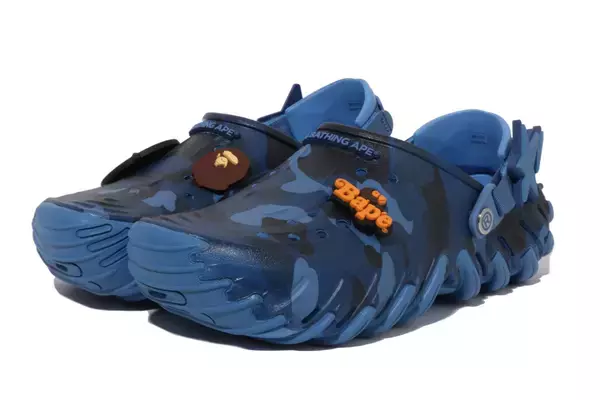 「〈A BATHING APE®〉が「クロックス」との最新コラボレーションを発表」の画像