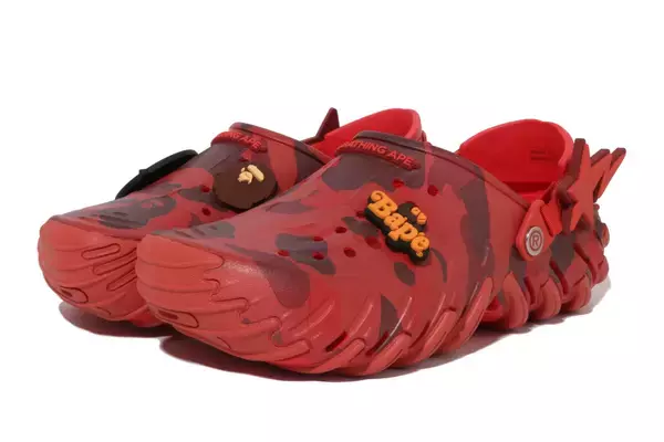 「〈A BATHING APE®〉が「クロックス」との最新コラボレーションを発表」の画像