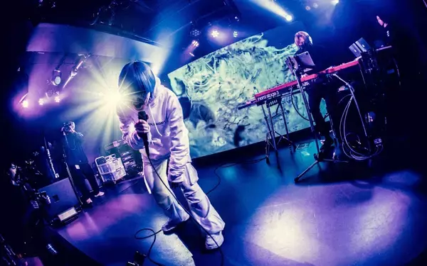 「【レポート】yamaが5人！？──yama「暗号を解いた人」限定ゲリラライブを“解読”」の画像
