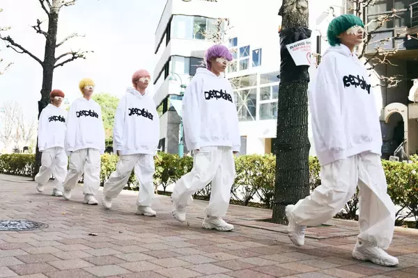 「【レポート】yamaが5人！？──yama「暗号を解いた人」限定ゲリラライブを“解読”」の画像