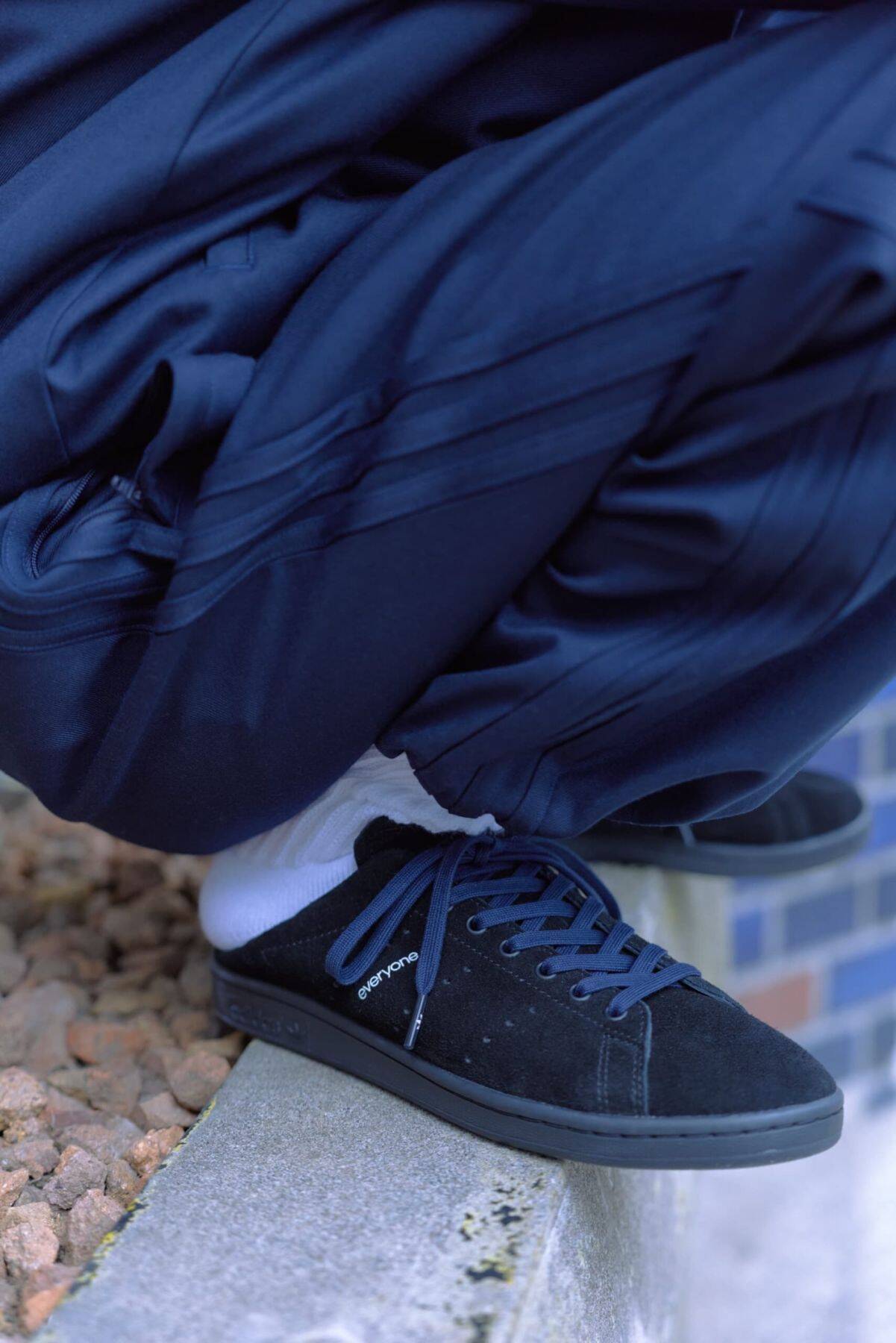 〈adidas Originals〉が三好 良によるブランド〈everyone〉とのカプセルコレクションを発売