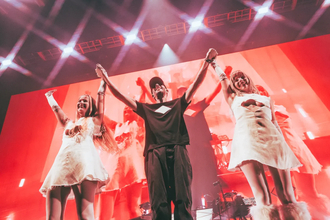 ケミブラ・トム×オーロラによるTOMORA（トモーラ）、来日公演のライブレポート公開！新曲「Celebration」も披露し、多幸感に包まれた特別な一夜に。