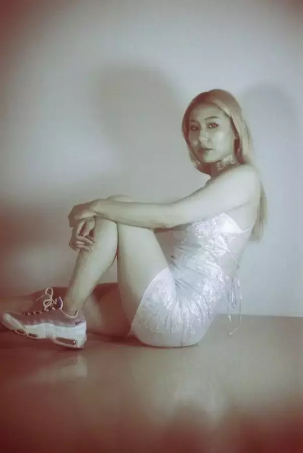 「ralphやLEXらの作品参加でも知られるシンガーAJAHが新曲“All night”をリリース」の画像