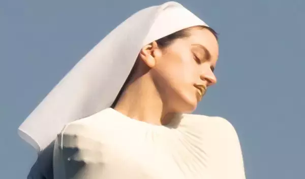 スペイン発のグローバル・アイコン ロザリアの日本限定スペシャルグッズが期間限定発売