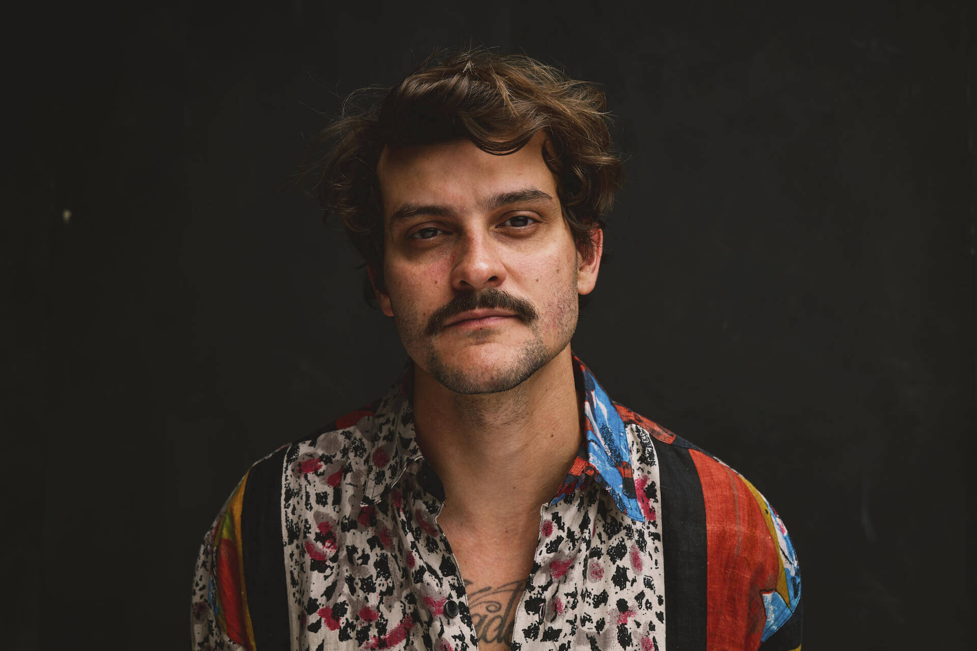 Stones Throwよりレーベル初ブラジリアンアーティスト・Gabriel da Rosaのデビューアルバム『É o que a casa oferece』がリリース