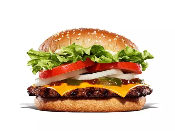 「激辛グリーンチリでシリーズ史上最高の辛さ！バーガーキング『グリーンチリ BBQスモーキーワッパー』期間限定発売」の画像