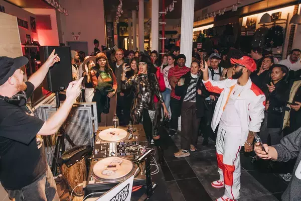 「BurtonがRun DMCとの限定コラボレーションを発表｜スノーボードとヒップホップのクロスオーバーによる新たなカルチャーの創造」の画像