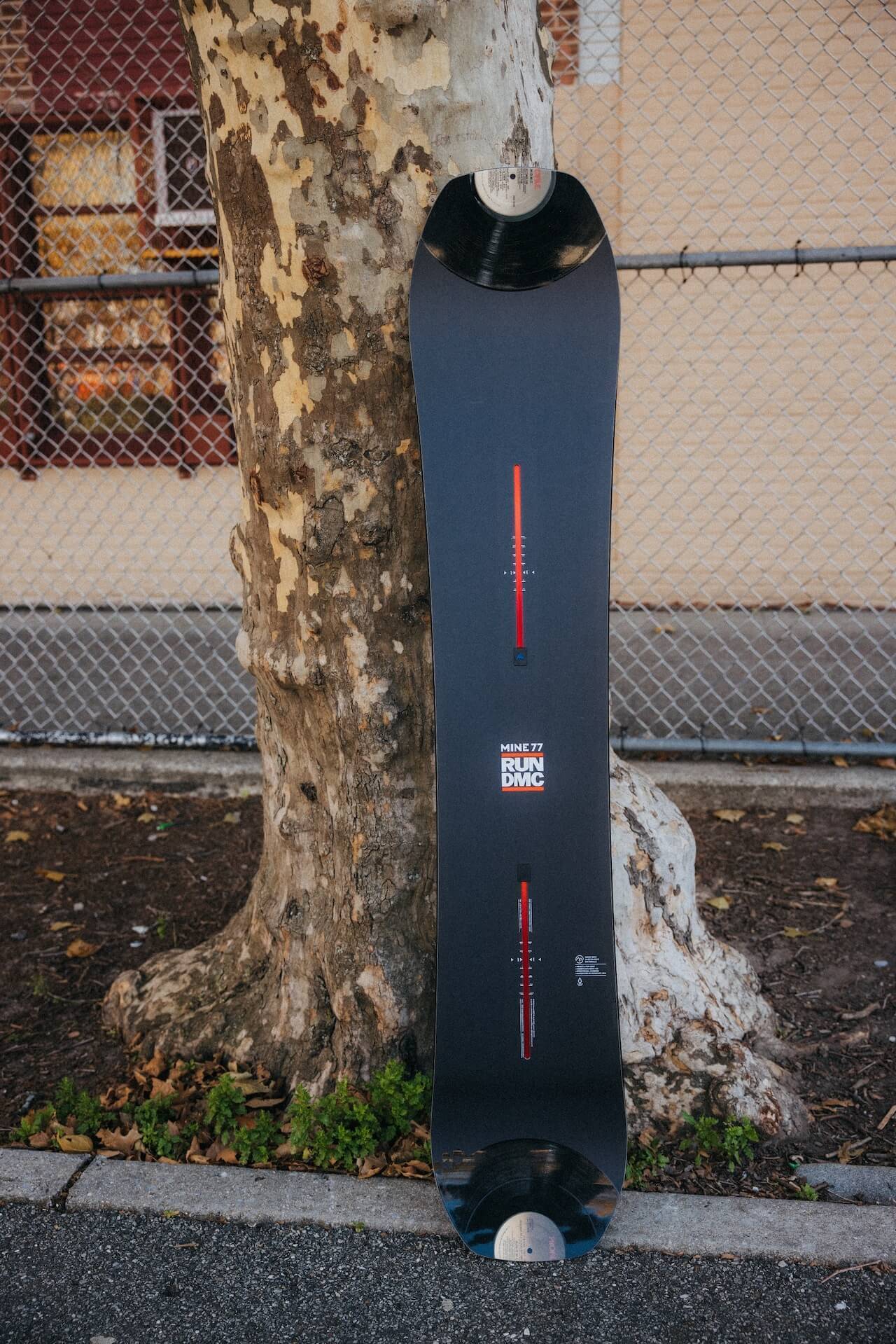 BurtonがRun DMCとの限定コラボレーションを発表｜スノーボードとヒップホップのクロスオーバーによる新たなカルチャーの創造