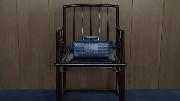 「「RIMOWA」のアイコンコレクション “Original”から新定番カラー “インクブルー”が登場」の画像