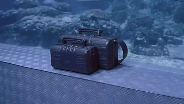 「「RIMOWA」のアイコンコレクション “Original”から新定番カラー “インクブルー”が登場」の画像