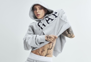 〈GAP〉がグローバルアーティスト Young Mikoを起用したグローバルキャンペーン “Sweats like this”をローンチ