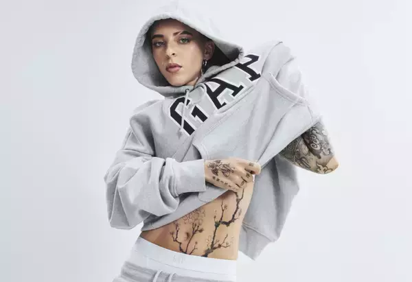 〈GAP〉がグローバルアーティスト Young Mikoを起用したグローバルキャンペーン “Sweats like this”をローンチ