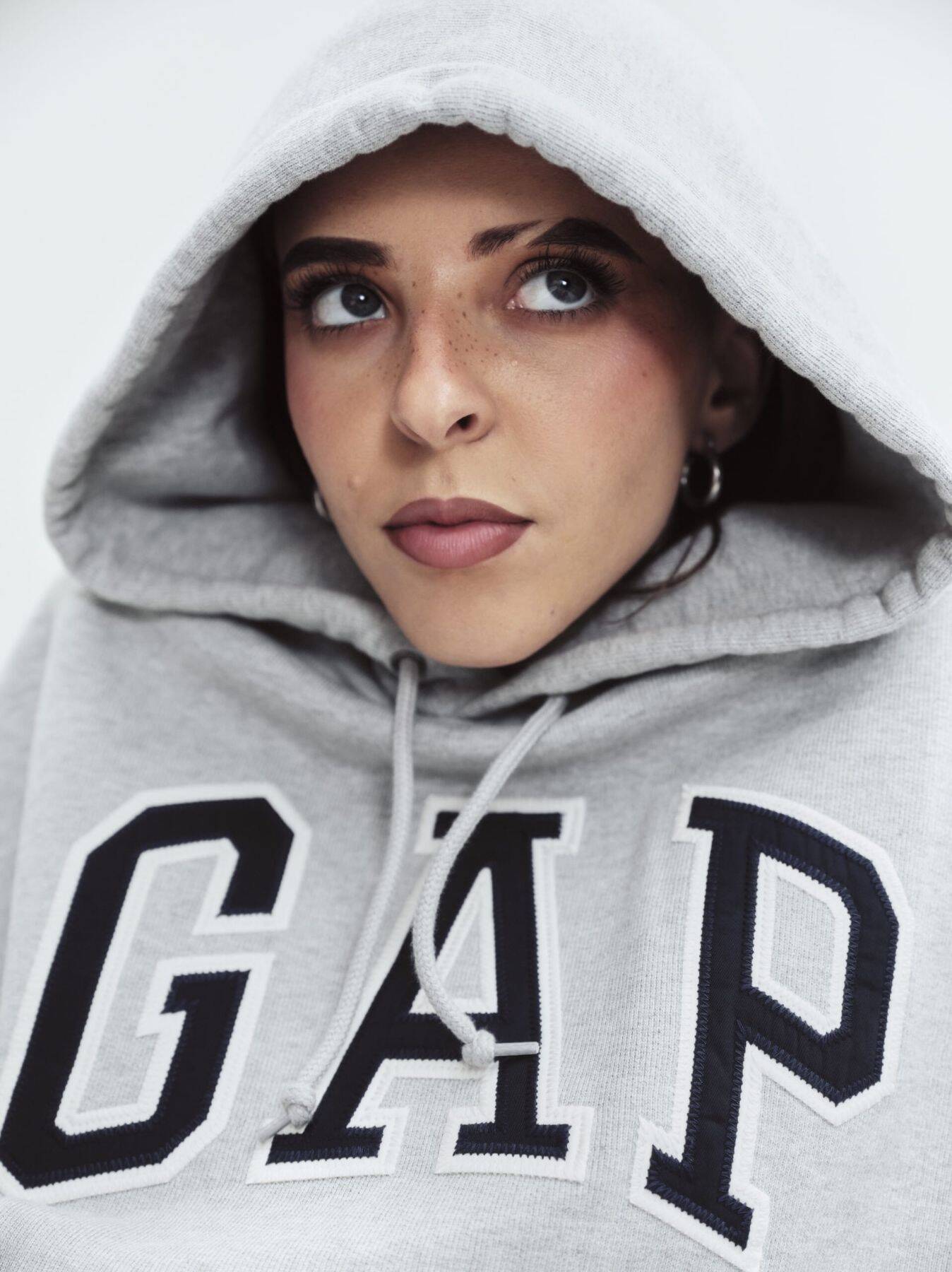〈GAP〉がグローバルアーティスト Young Mikoを起用したグローバルキャンペーン “Sweats like this”をローンチ