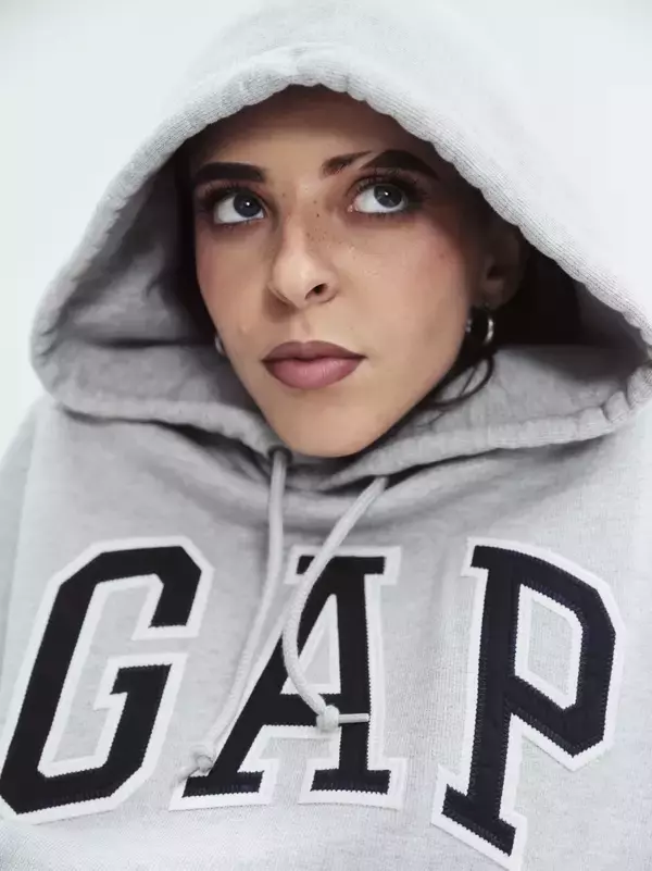 「〈GAP〉がグローバルアーティスト Young Mikoを起用したグローバルキャンペーン “Sweats like this”をローンチ」の画像