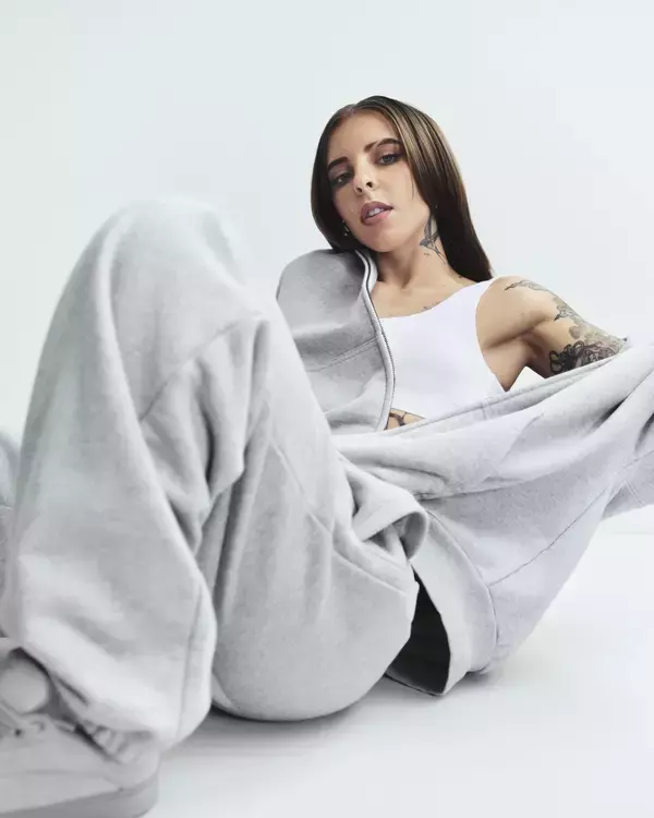 「〈GAP〉がグローバルアーティスト Young Mikoを起用したグローバルキャンペーン “Sweats like this”をローンチ」の画像