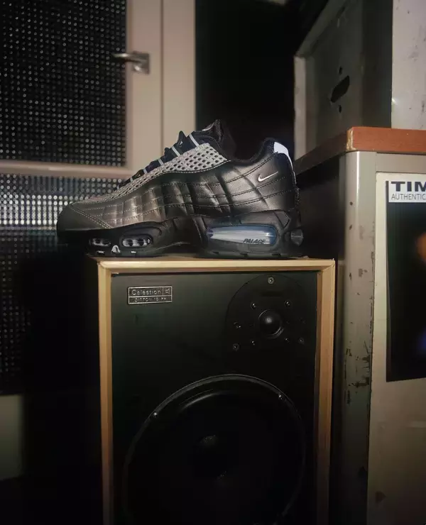 「〈PALACE SKATEBOARD〉と〈Nike〉による最新コラボAir Max 95が発売」の画像