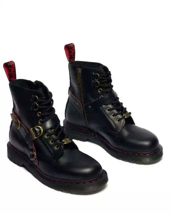 「〈Dr. Martens〉が午年をテーマにした“イヤー・オブ・ザ・ホース”コレクションを発売」の画像
