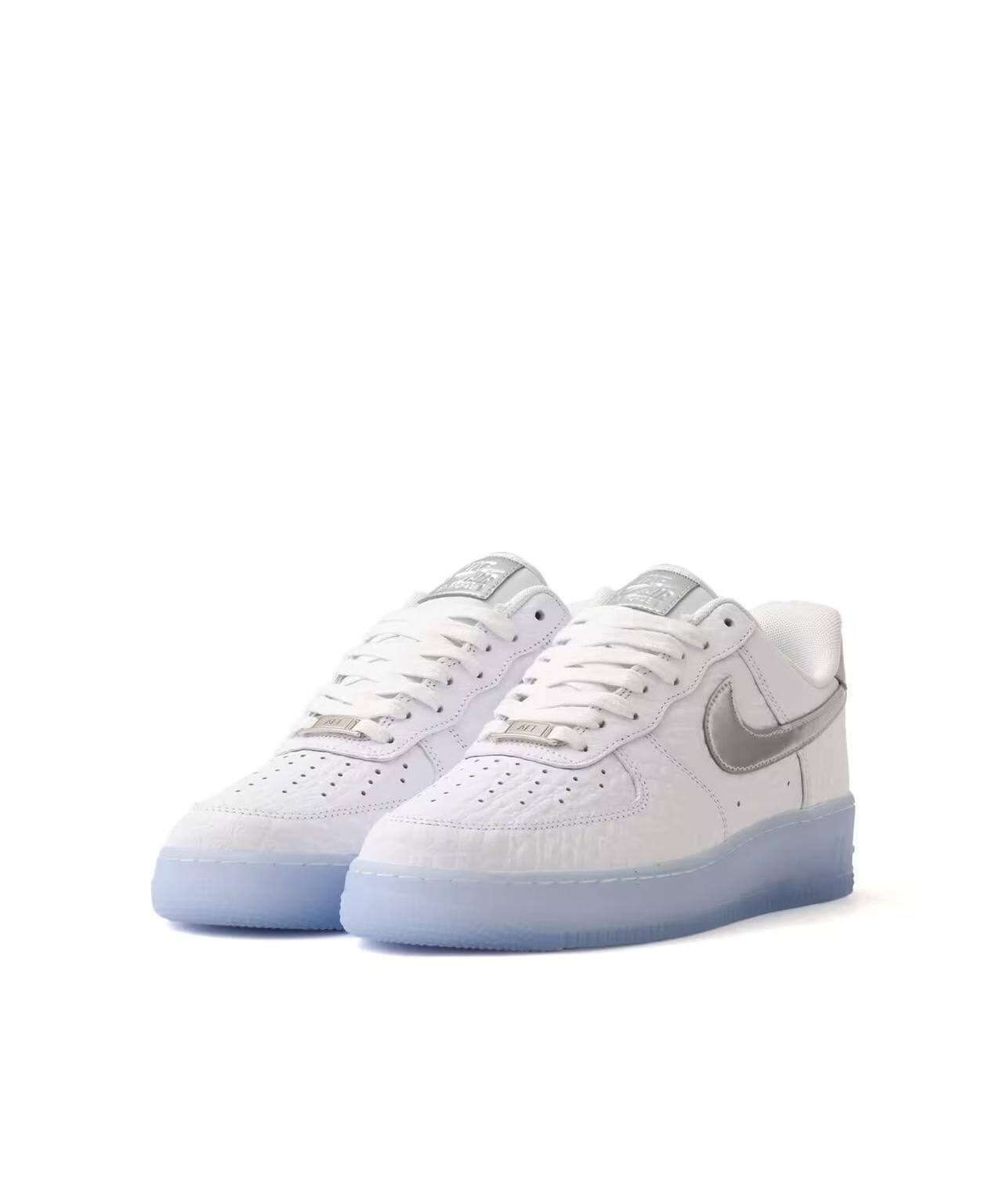 「夏の白」で軽快に。【NIKEスニーカー】なら、“大人のこなれ感”を演出できる。