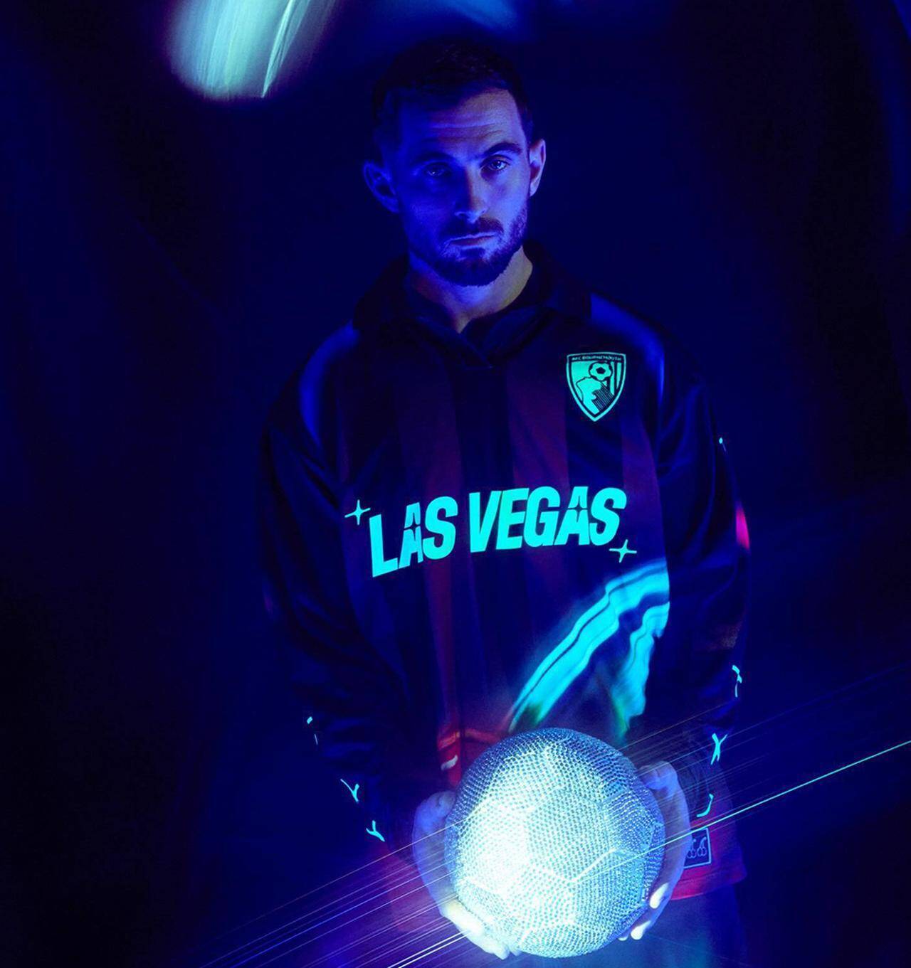 なんと「50着」限定！ボーンマスが光るユニフォームを発表 “ラスベガス”とコラボのド派手デザイン