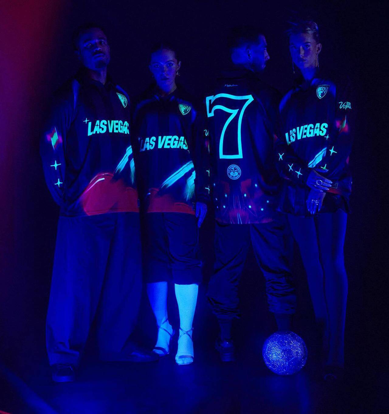 なんと「50着」限定！ボーンマスが光るユニフォームを発表 “ラスベガス”とコラボのド派手デザイン